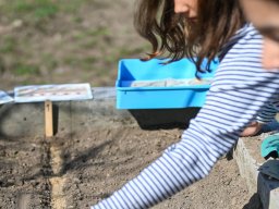 Erste Pflanzaktion im schulgarten bei Sonnenschein