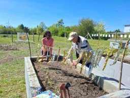 Seniorenbesuch im Schulgarten