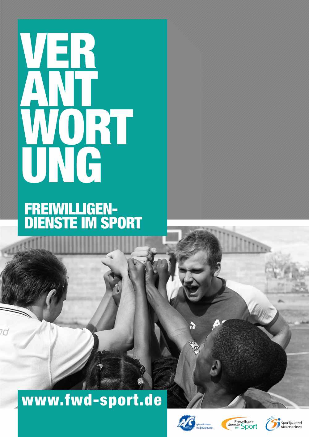 Plakat der Aktion Freiwilligendienst im Sport. Oben ein Textfeld mit dem Wort Verantwortung, darunter ist ein schwarzweißes Foto von fünf Personen in Sporttrikots, die zusammen die Fäuste in die Höhe recken. Im Fußbereich ist die Domain der der Aktion und Logos des ASC Göttingen, der Aktion FWD und der Sportjugend Niedersachsen zu sehen zu sehen.